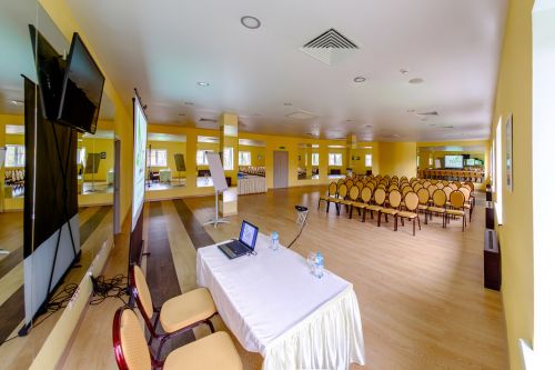 Йога-зал с зеркалами